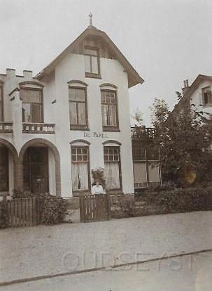 Transvaalwijk0004, Huize de Parel. 1915.jpg - Villa “de Parel” aan de Bergweg 90f ( Nu 72) in Zeist tegenover de Bergwegschool. De villa is een 2 onder 1 kap en gebouwd in 1908. Op Nr. 90g de linkerkant van deze villa kreeg in 1913 tot 1921 de naam “Clazina”, Nu heeft deze villa de naam “Edelweiss”. De nummering is in de loop der jaren veranderd van 90f (1908 t/m 1916, van 1916 tot 1923 was het huisnummer 96 en deze werd na 1923 het huidige huisnummer 72. In 1911 komt de naam “de Parel” voor het eerst voor in het adresboek van Zeist en na 1936 is dit niet meer te volgen , want er worden geen villa-lijst meer gepubliceerd in het adresboek. De naam is inmiddels verdwenen van de gevel. De eerste bewoners van deze mooie villa waren op No. 90f de Dames Plato, en op no. 90g de heer D.G. Haagmans en beiden woonde er tot 1914. In de loop de jaren woonde in deze Villa o.a. de families van Boven, Tielkemeijer, J. Brill, J.J. Schep, J.M. Elgeti, Mej. C.M. Alberti en J.H. van Aalten. Op de foto staat mejuffrouw C.C. Plato te poseren voor haar huis. Opname rond 1910.